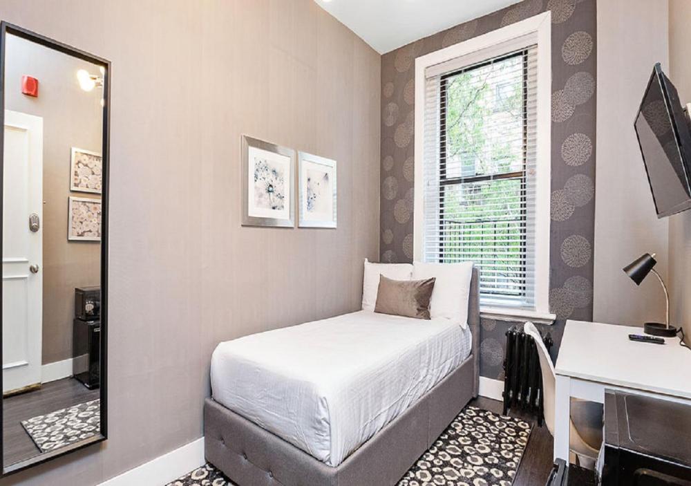 Twin Room with Shared Bathroom interior